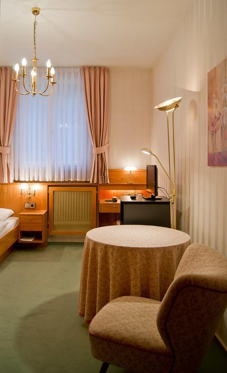 Zum Kranz Garni Hotel Бад Риполдсау Стая снимка
